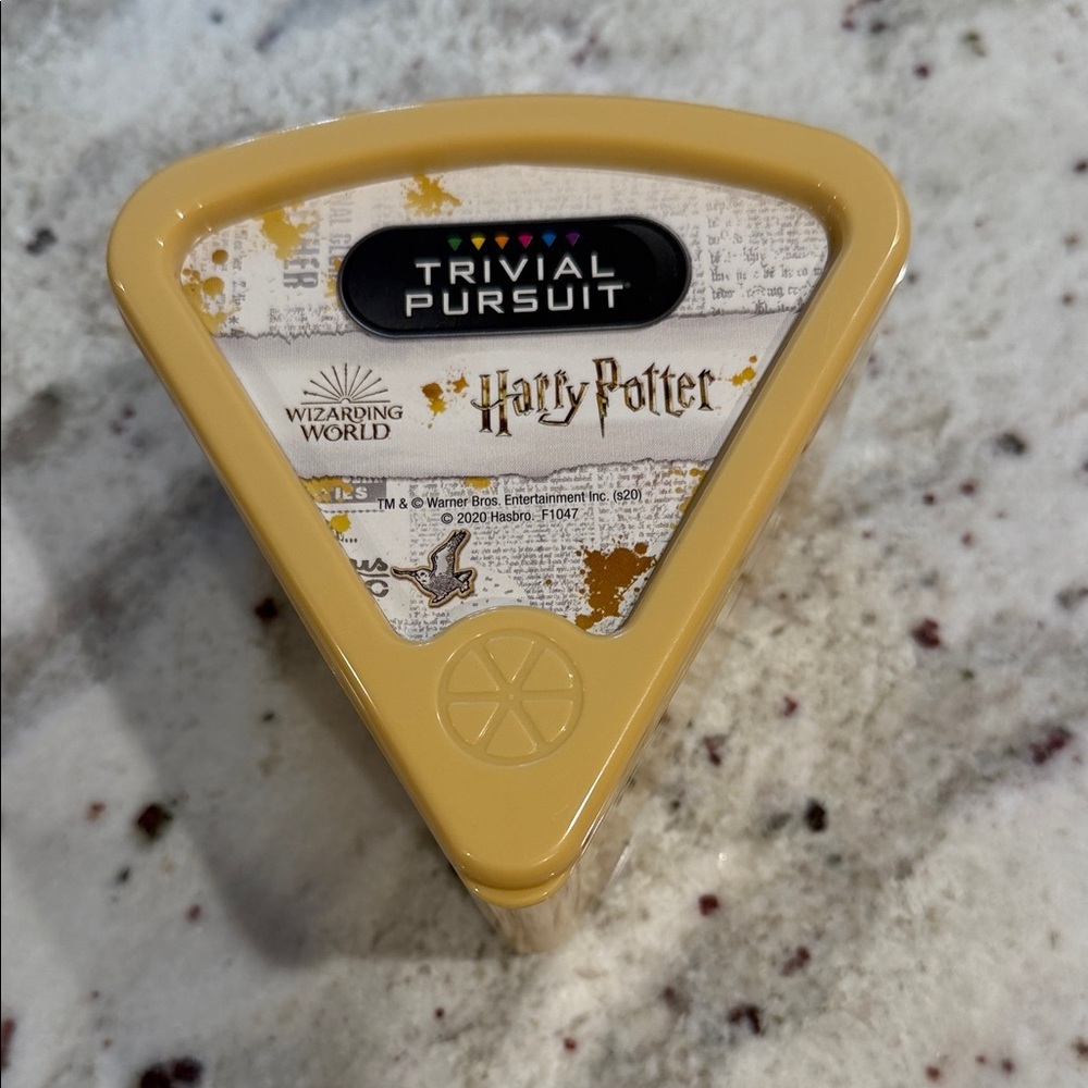 Trivial Pursuit Harry Potter Card Game - Yellow